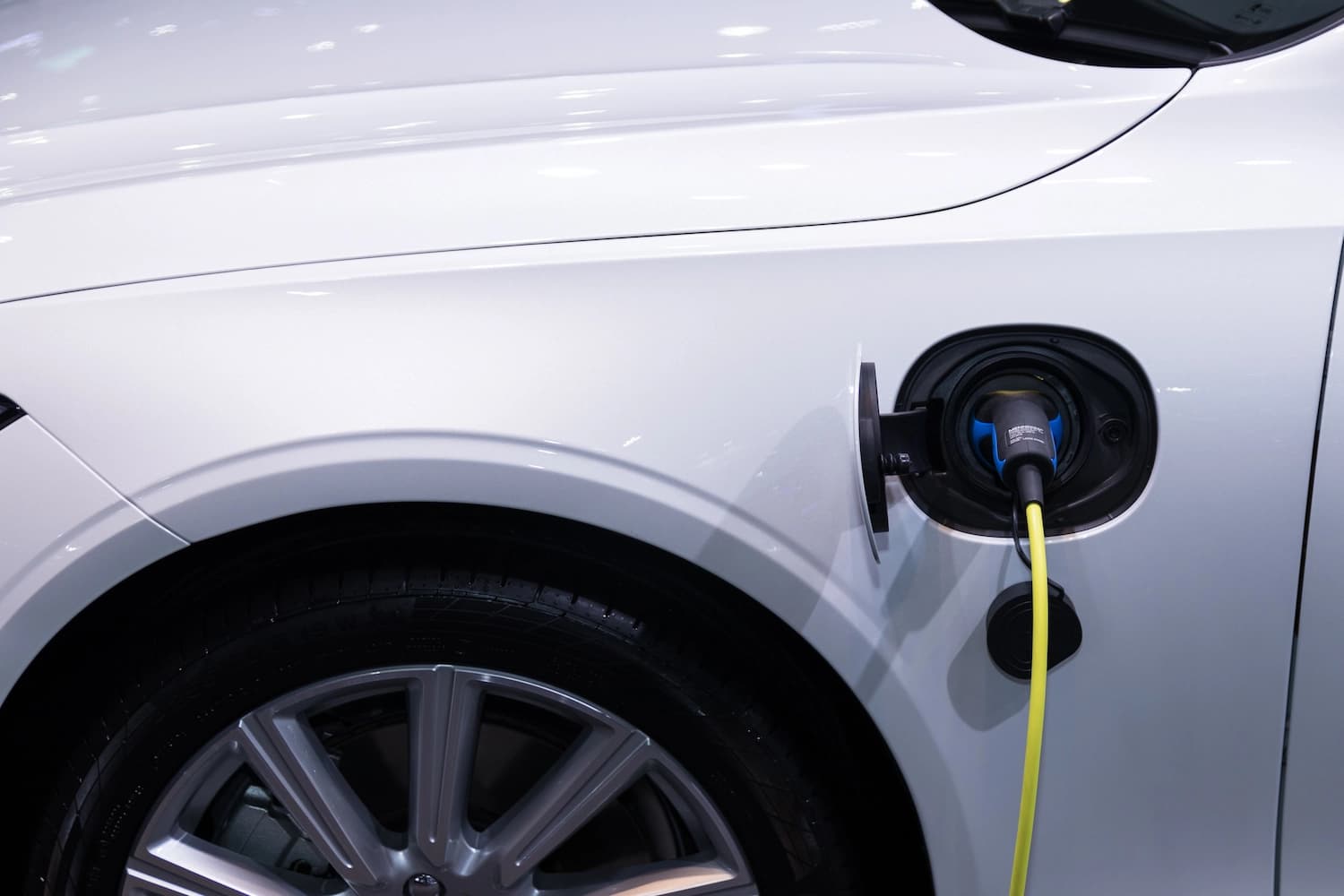Véhicule électrique branché pour la recharge