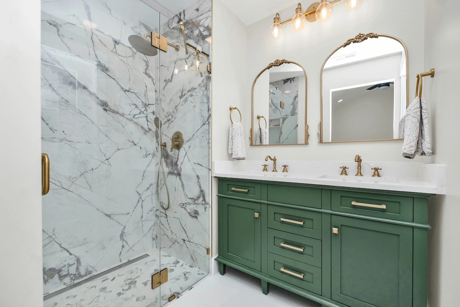Salle de bain avec douche et meuble vasque
